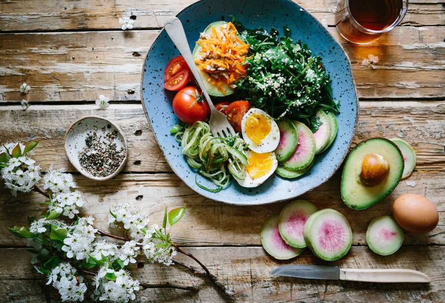 Plate with vegetales and hardboiled egg