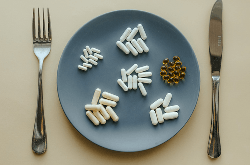 A plate with different sizes and shapes of supplements on it. 